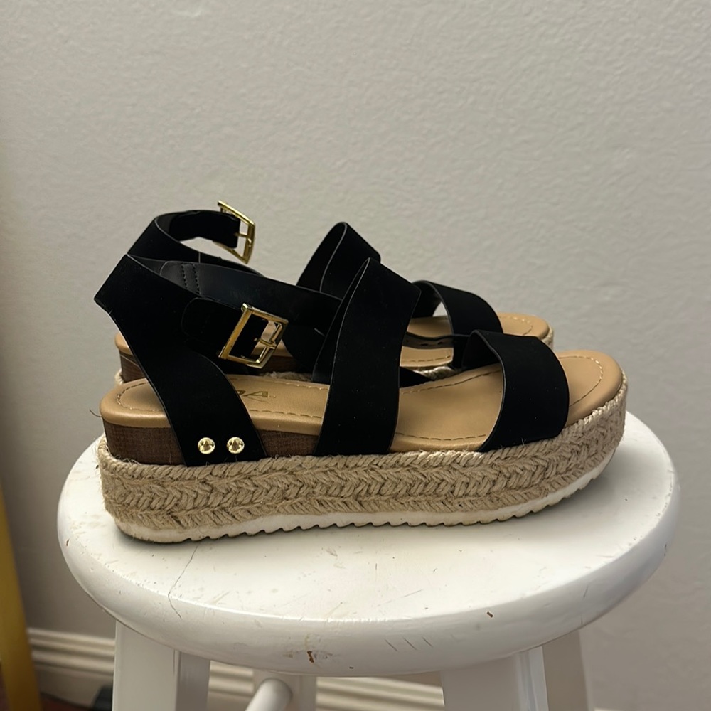 Black flatforms